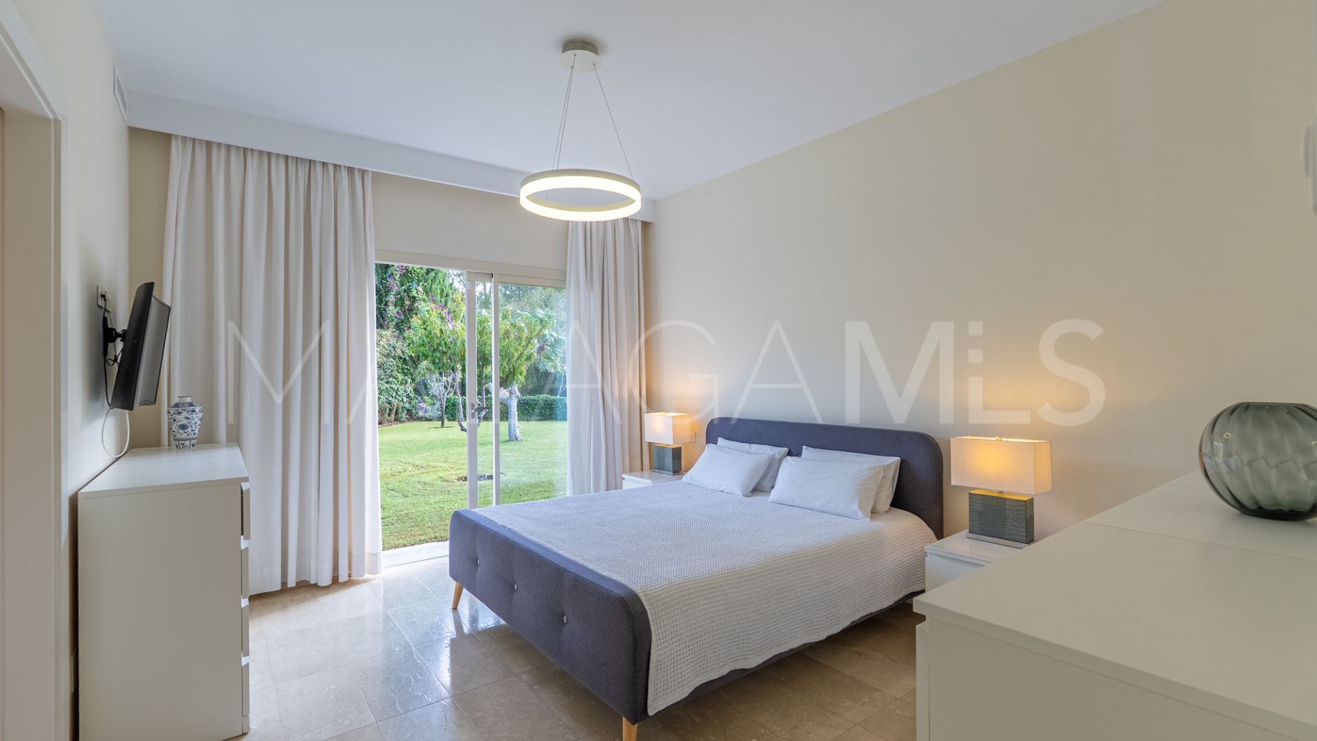 Villa for sale in Guadalmina Baja