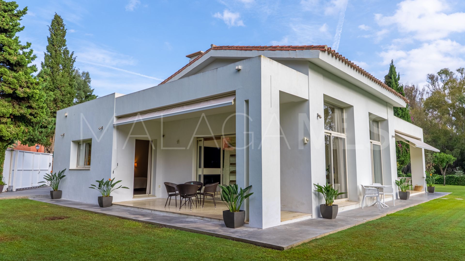 Villa for sale in Guadalmina Baja