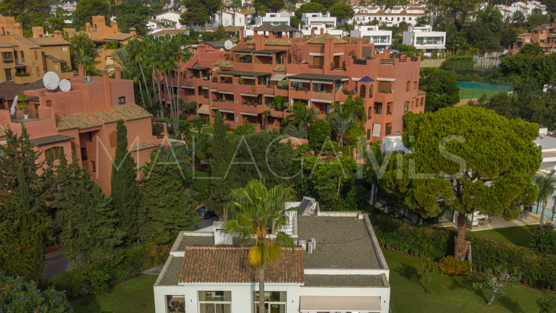 Villa for sale in Guadalmina Baja