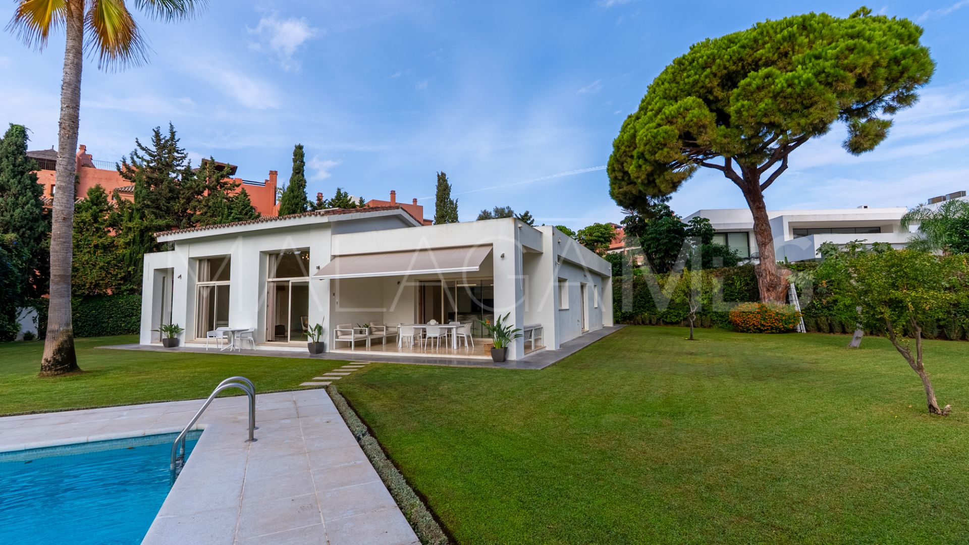 Villa for sale in Guadalmina Baja