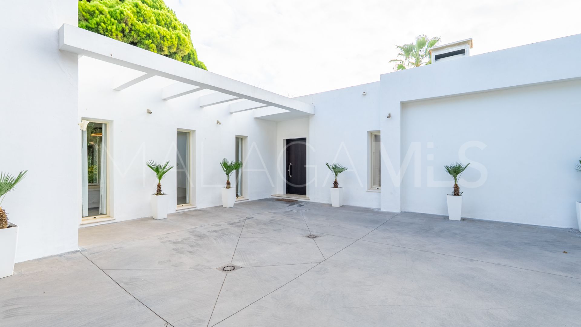Villa for sale in Guadalmina Baja