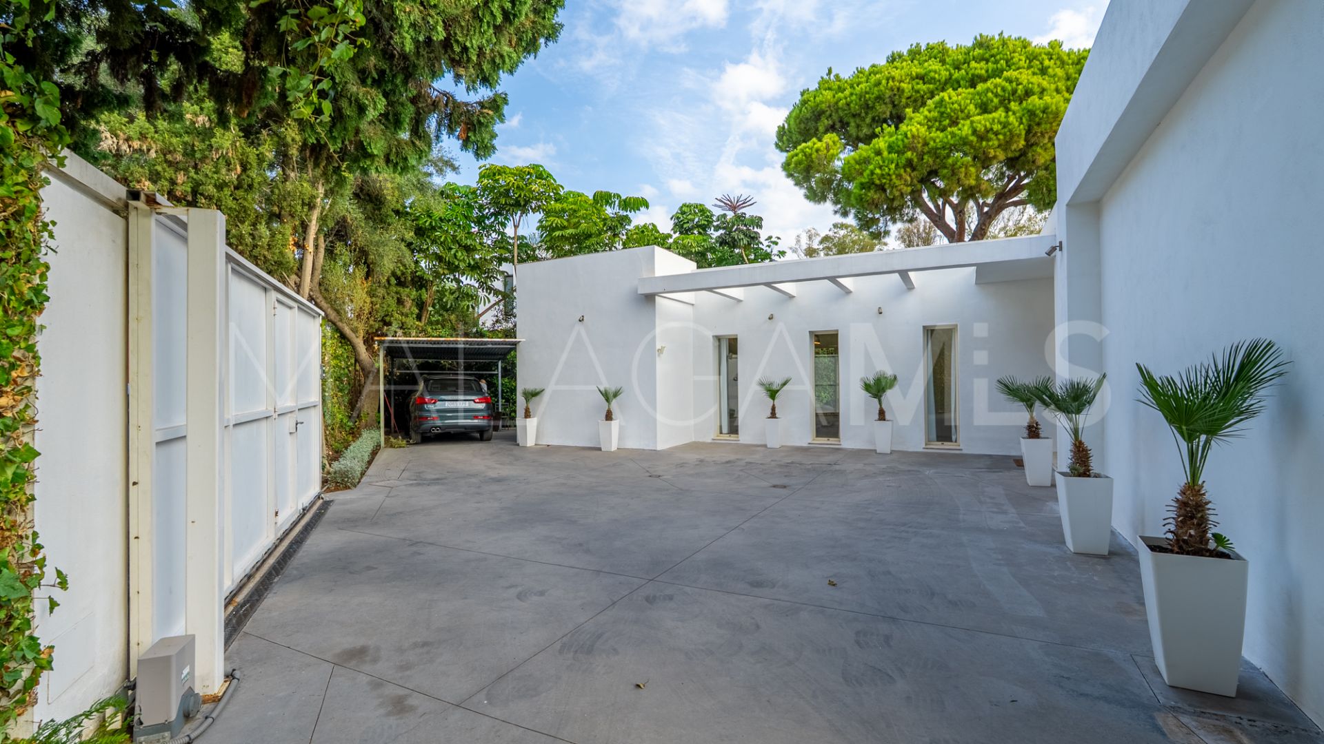 Villa for sale in Guadalmina Baja