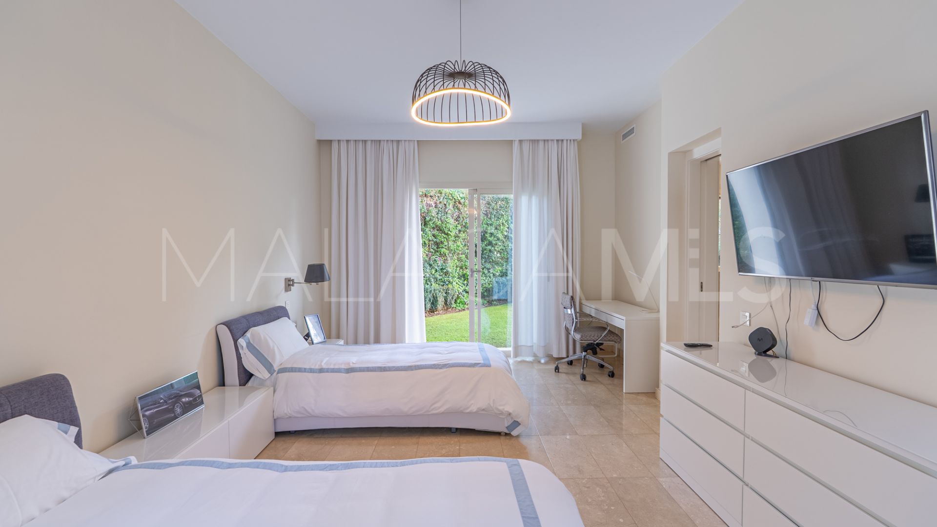 Villa for sale in Guadalmina Baja