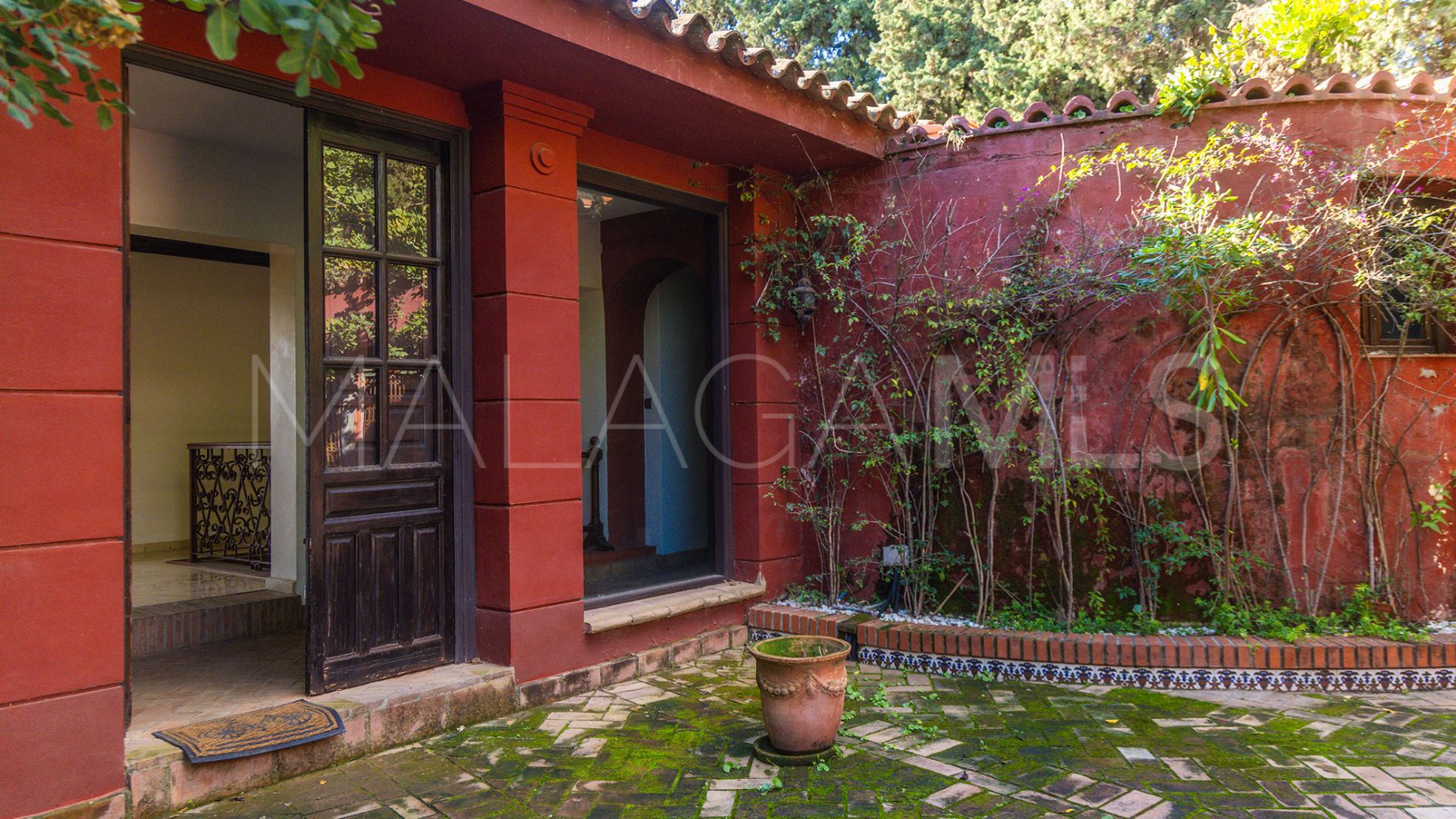 5 bedrooms villa for sale in Marbella Golden Mile