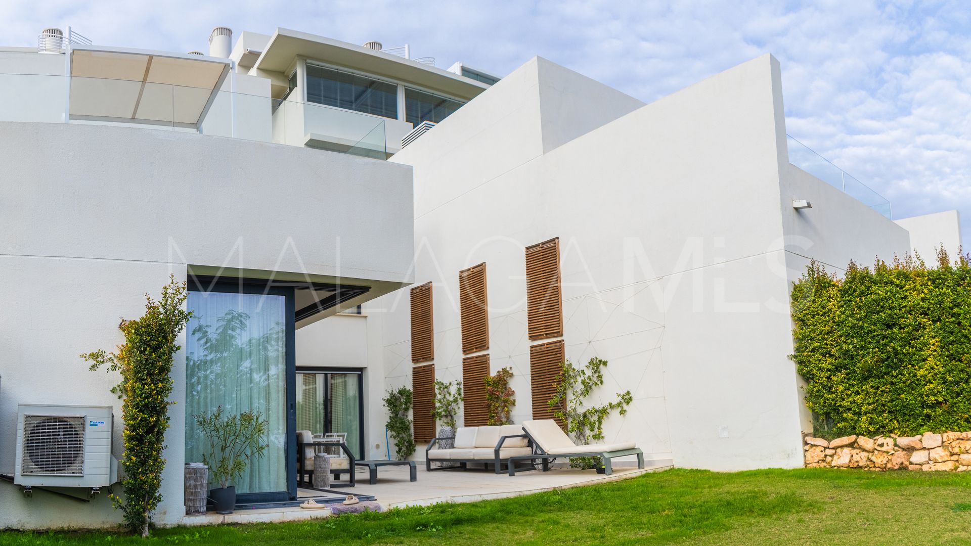 Villa jumelée for sale in Finca Cortesin