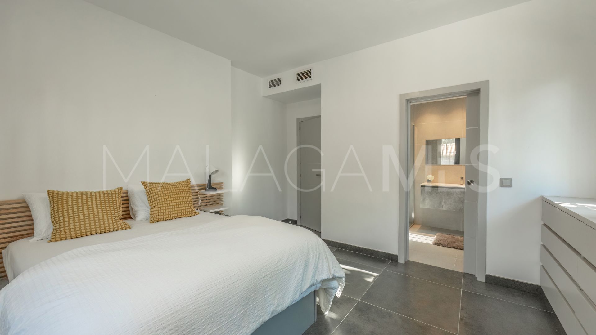 Villa with 6 bedrooms for sale in Nueva Andalucia
