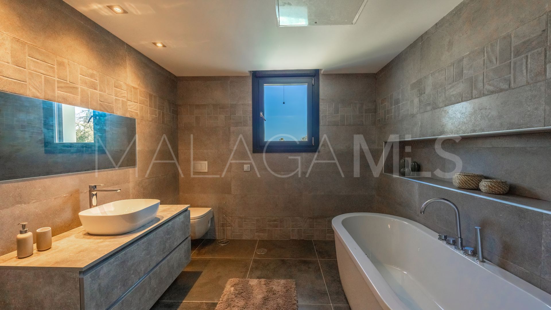 Villa with 6 bedrooms for sale in Nueva Andalucia