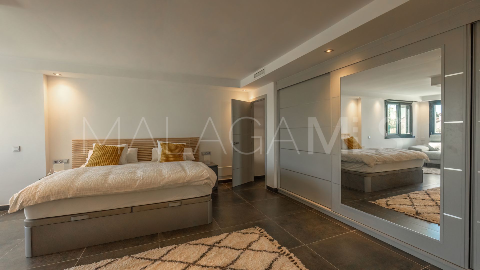 Villa with 6 bedrooms for sale in Nueva Andalucia