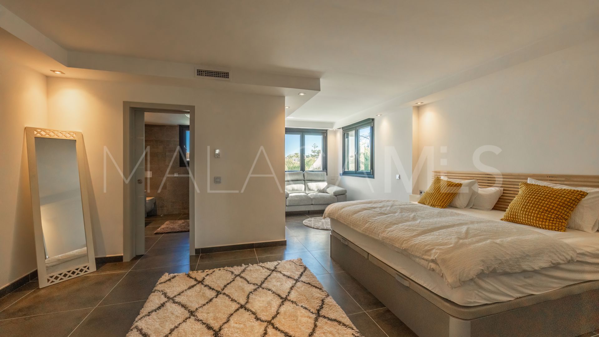Villa with 6 bedrooms for sale in Nueva Andalucia