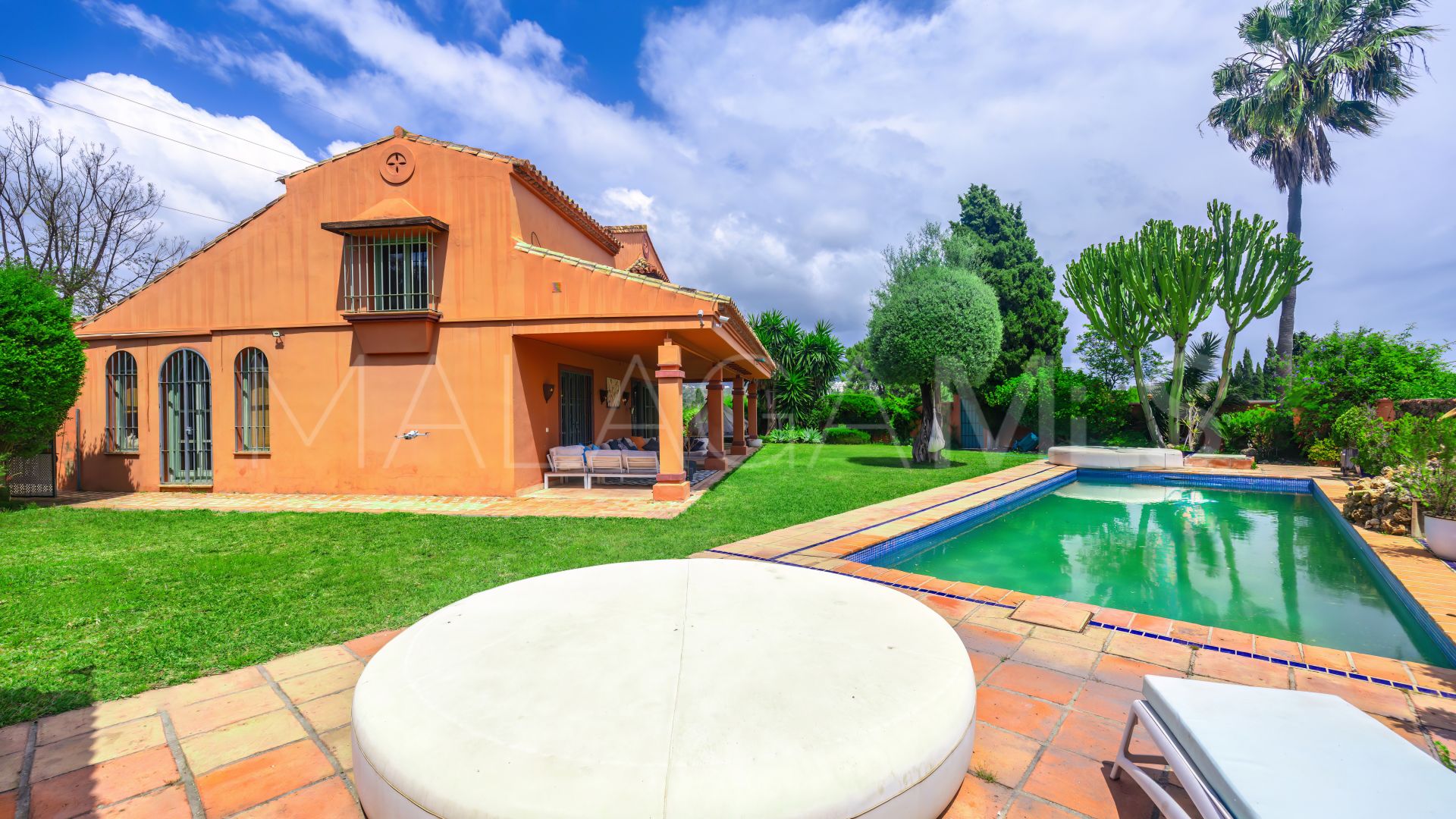 5 bedrooms Nueva Andalucia villa for sale