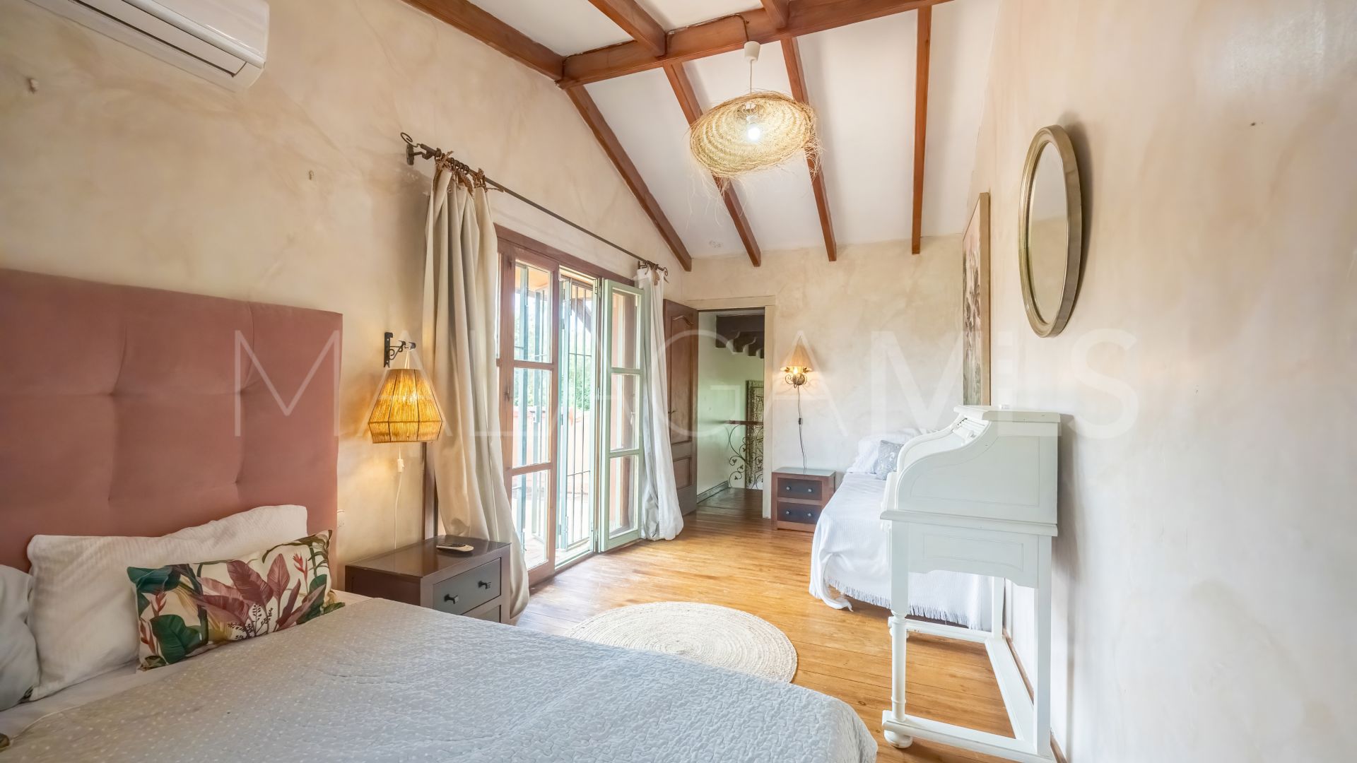5 bedrooms Nueva Andalucia villa for sale