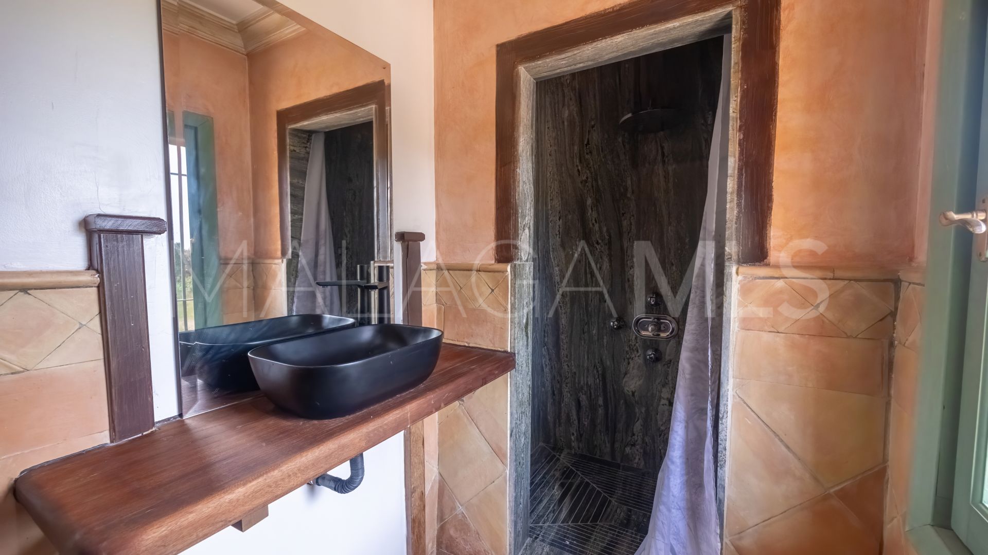 5 bedrooms Nueva Andalucia villa for sale