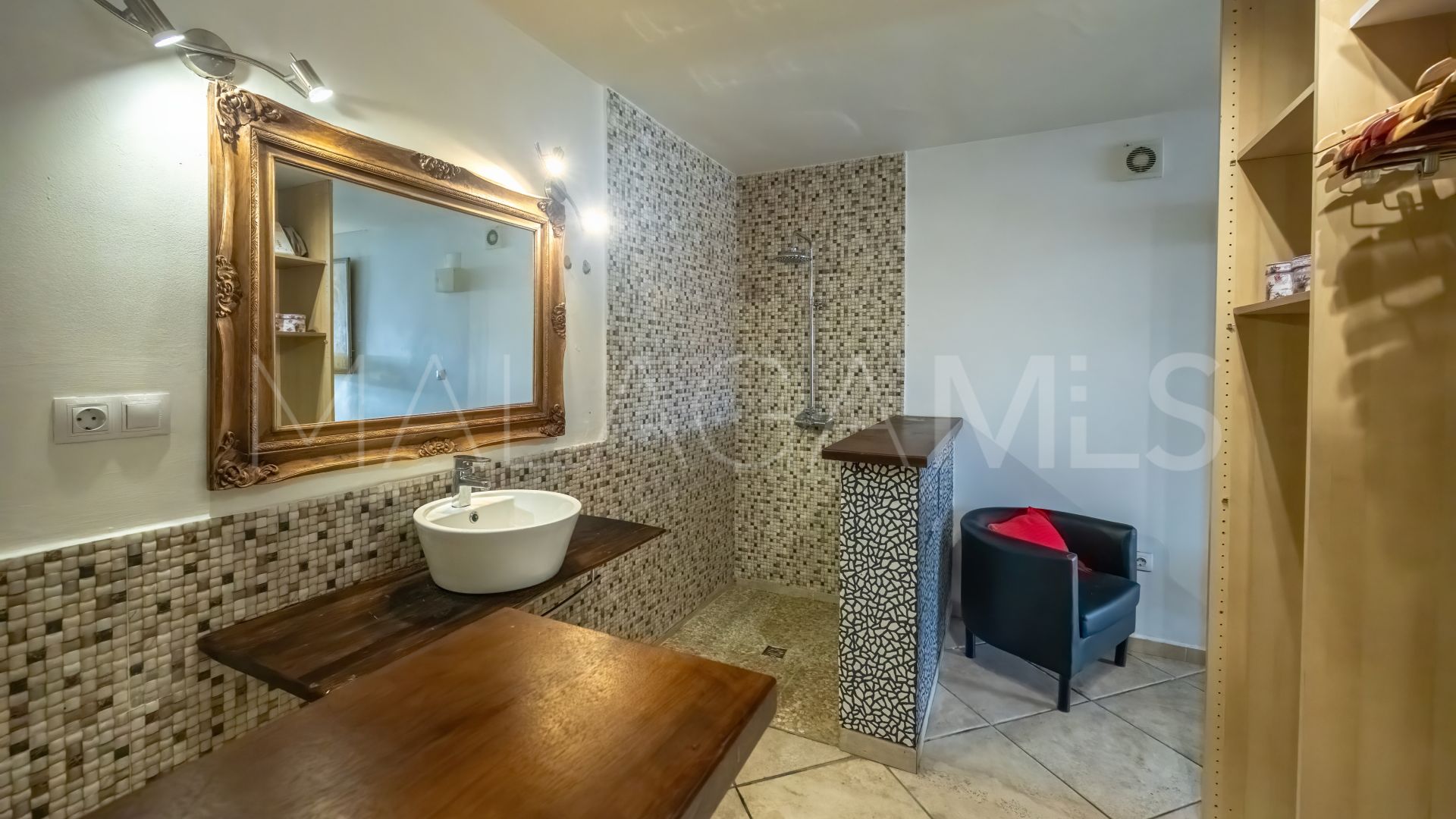 5 bedrooms Nueva Andalucia villa for sale