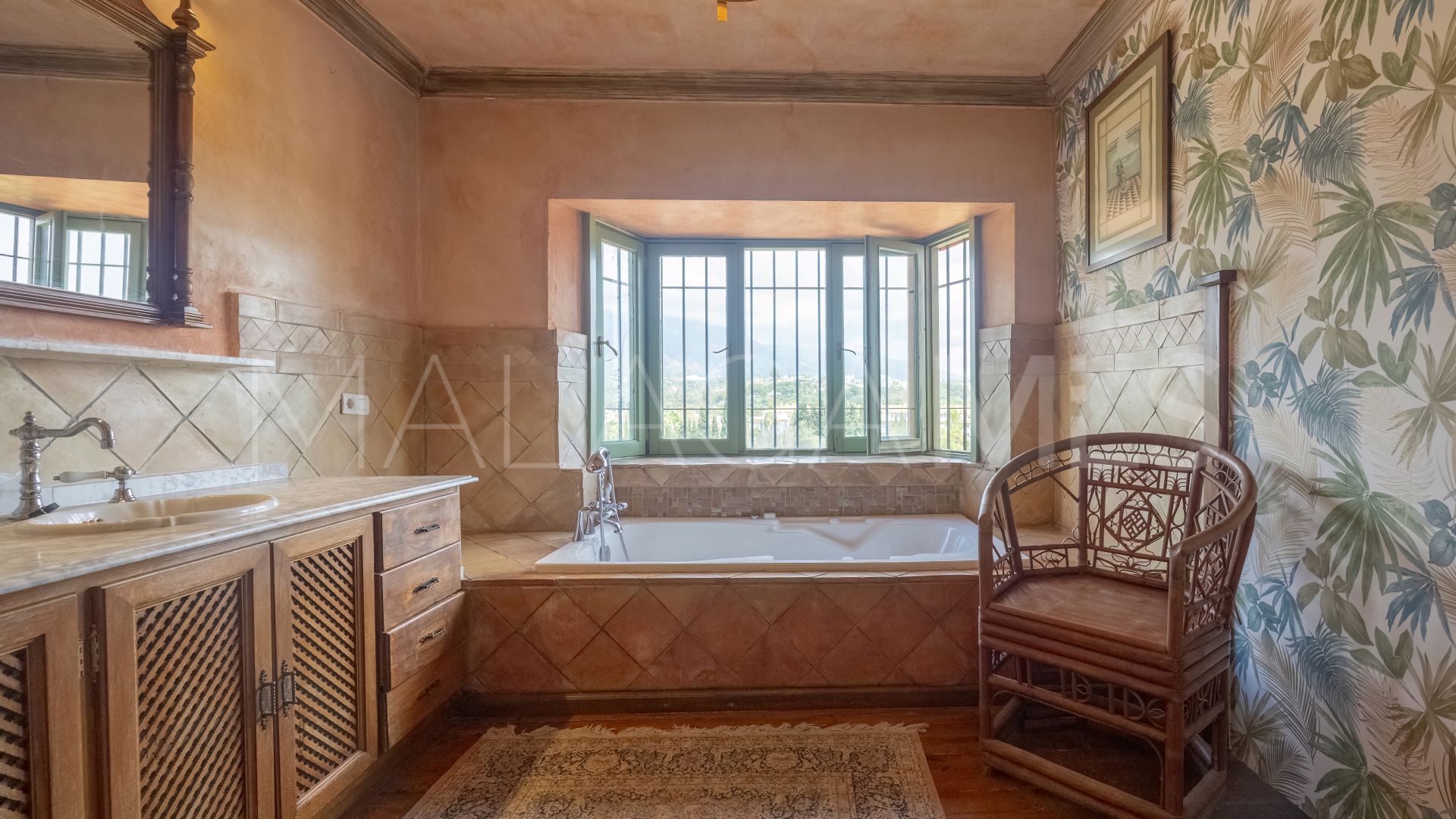 5 bedrooms Nueva Andalucia villa for sale