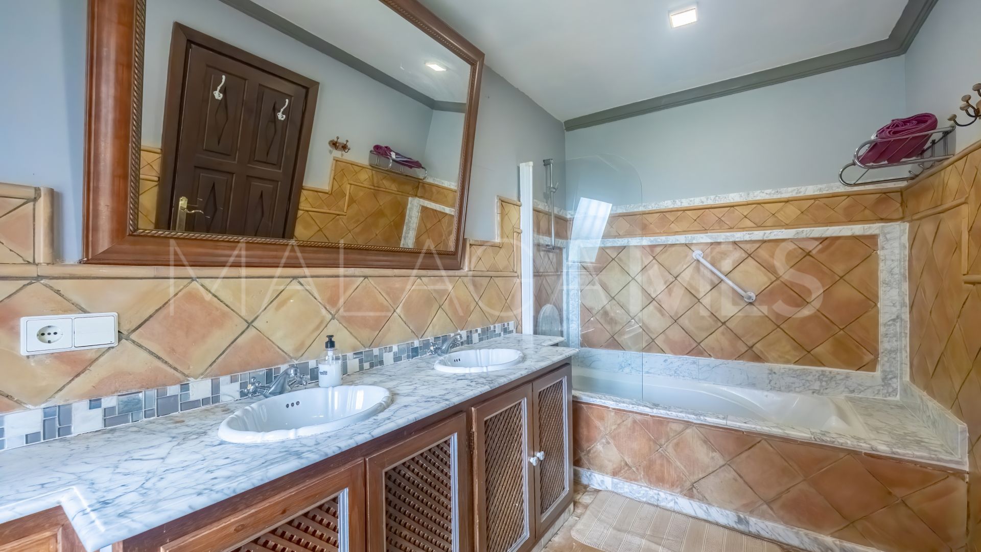 5 bedrooms Nueva Andalucia villa for sale