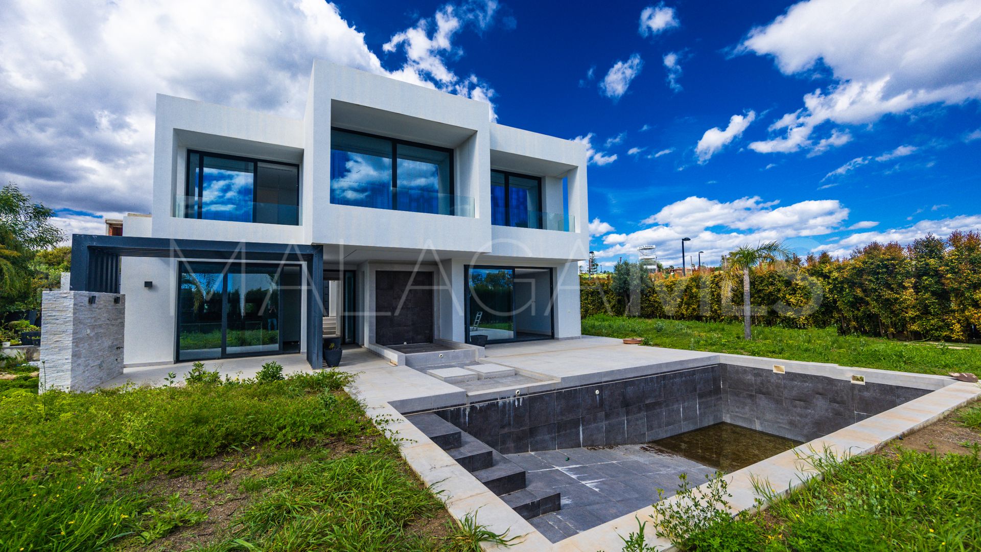 Villa for sale in New Golden Mile