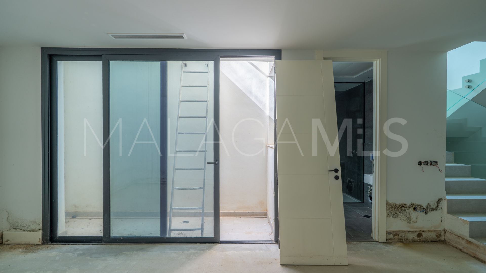 Villa for sale in New Golden Mile