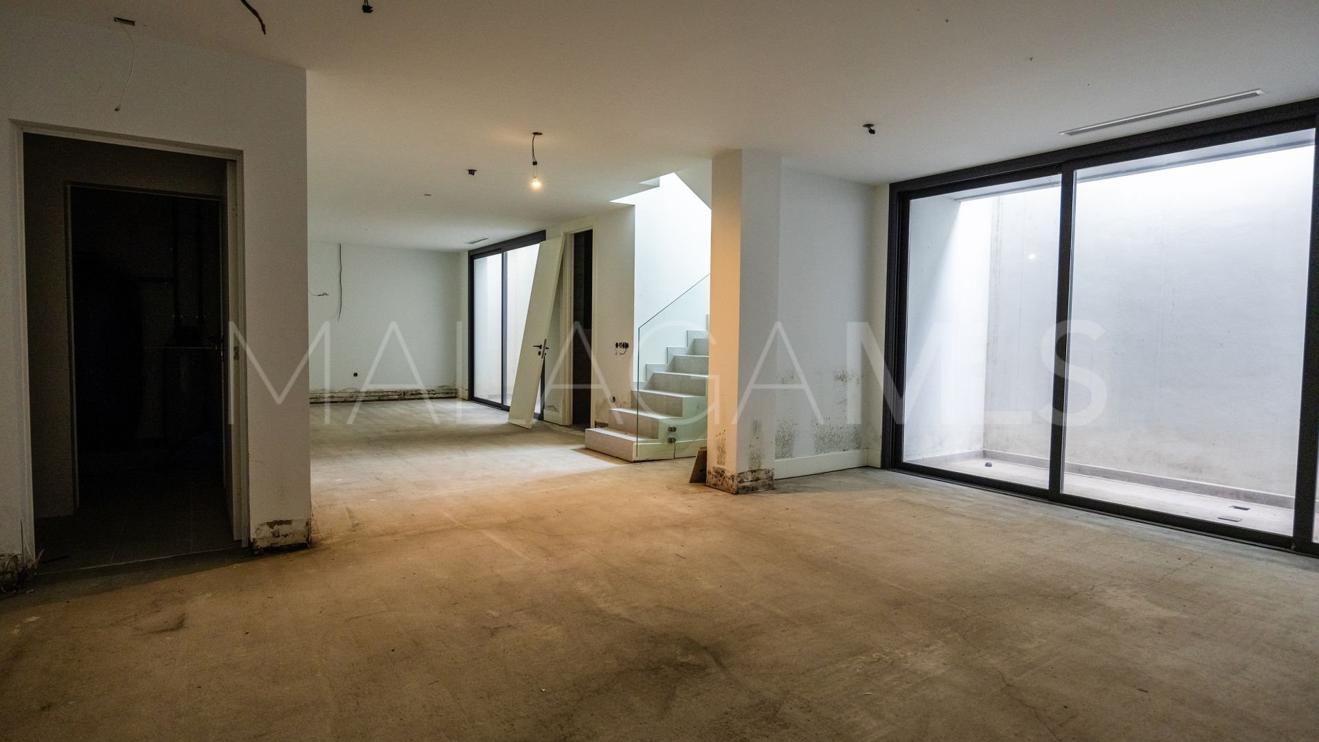 Villa for sale in New Golden Mile