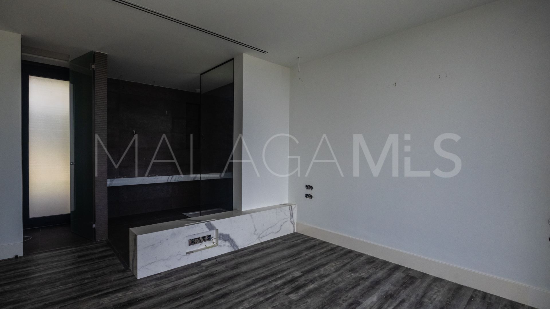 Villa for sale in New Golden Mile