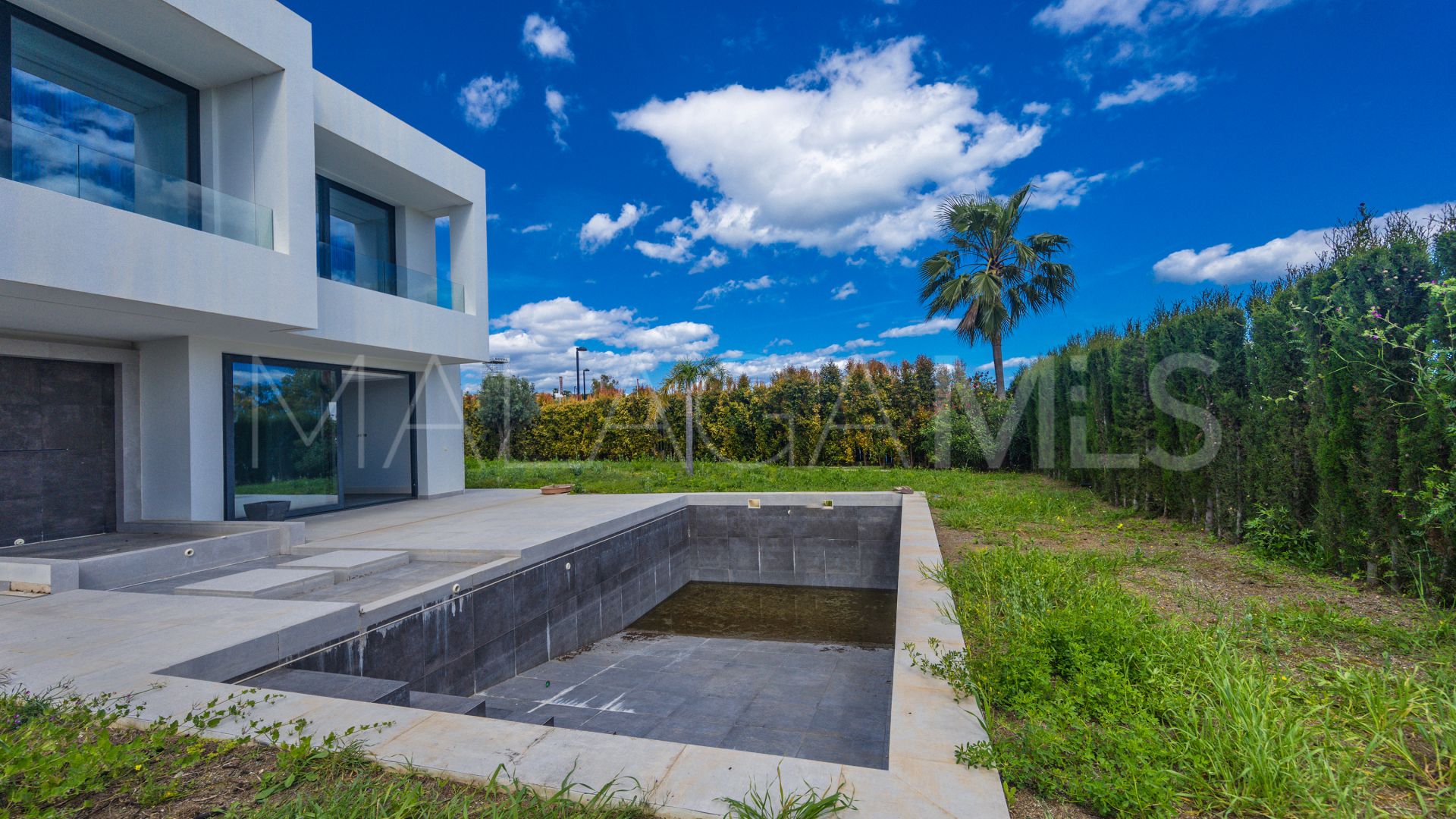 Villa for sale in New Golden Mile