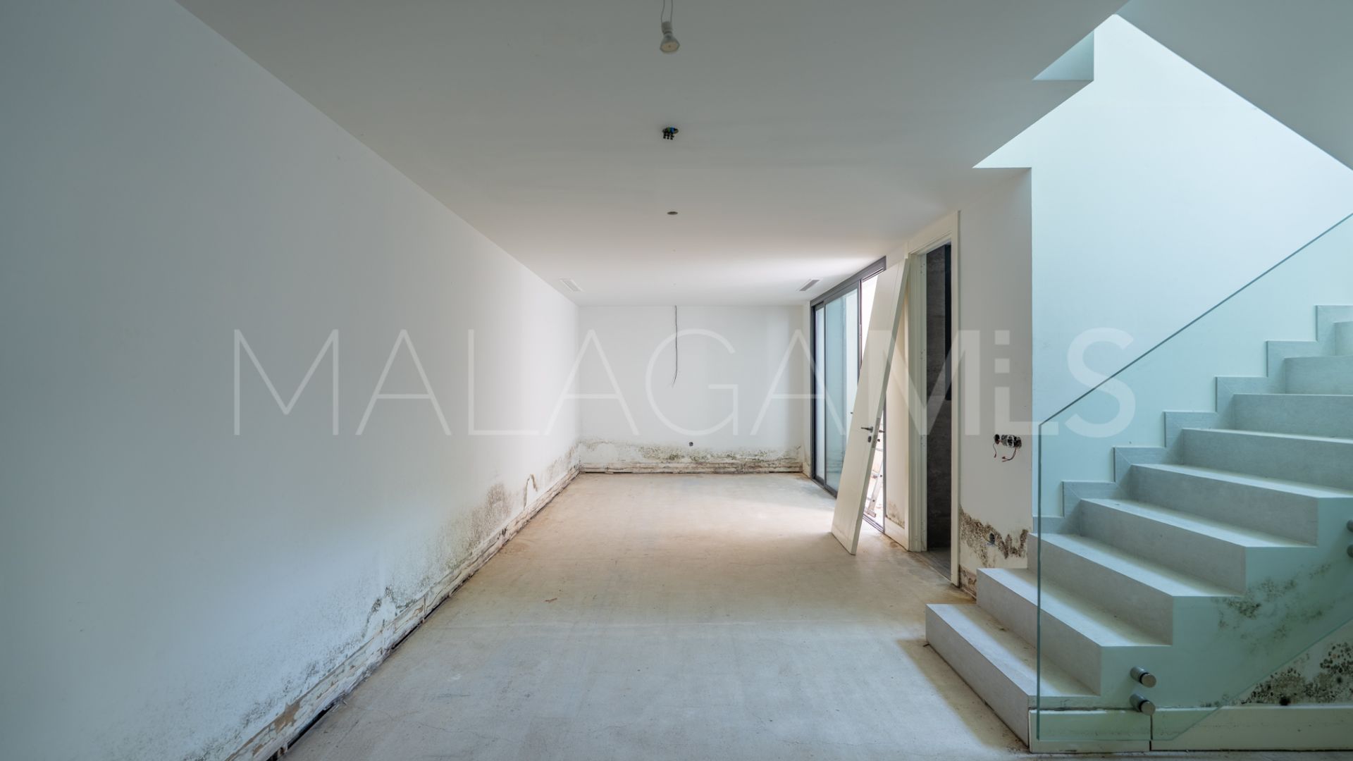 Villa for sale in New Golden Mile
