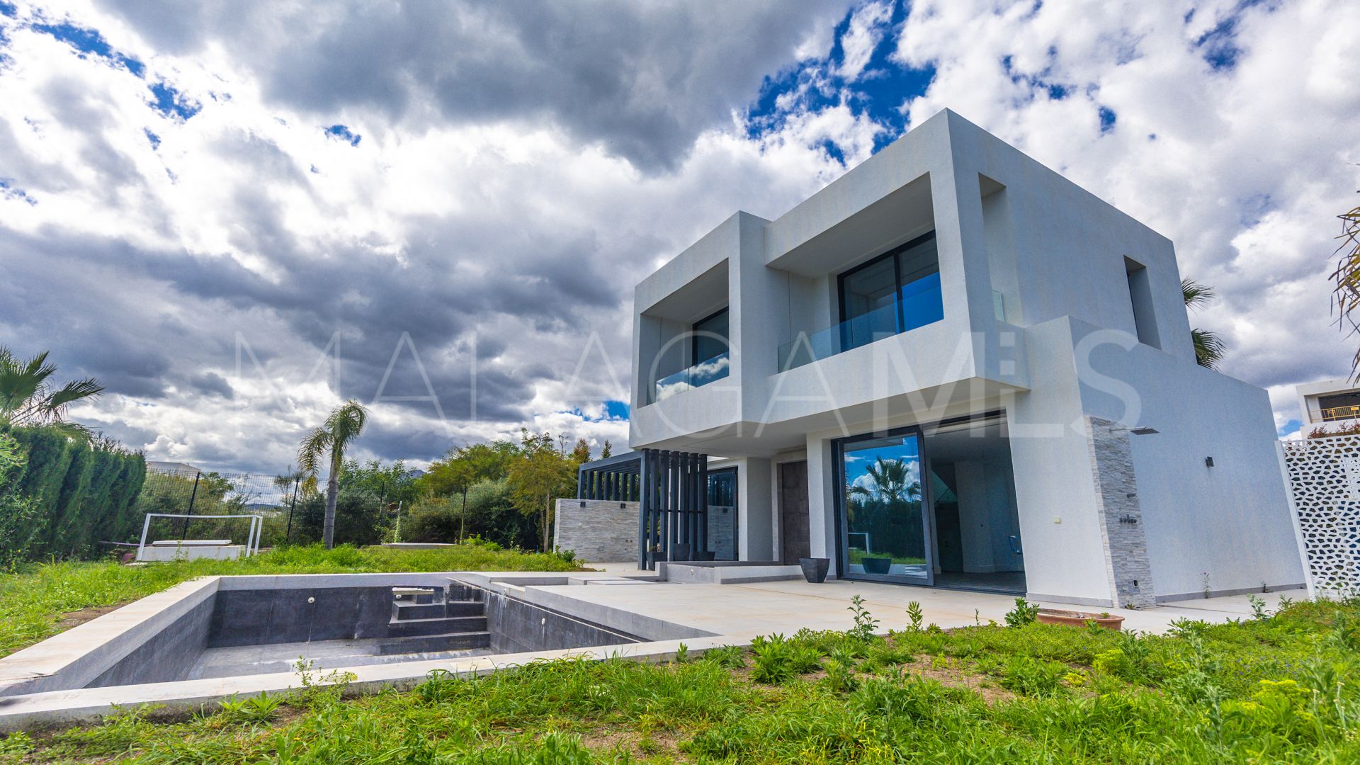 Villa for sale in New Golden Mile
