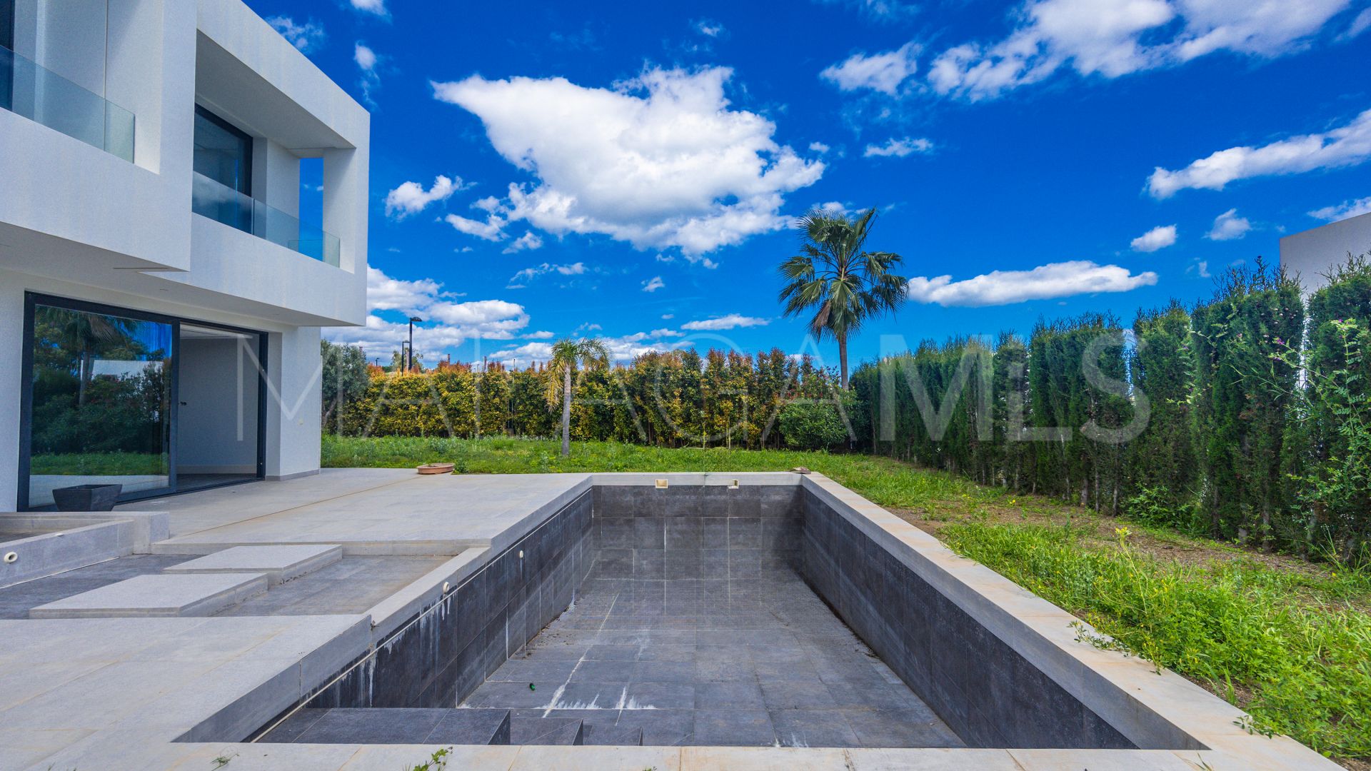 Villa for sale in New Golden Mile