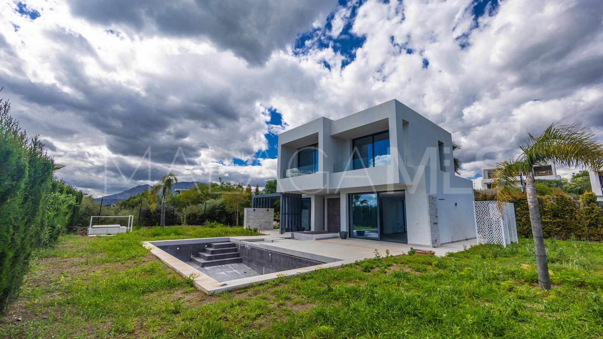 Villa for sale in New Golden Mile