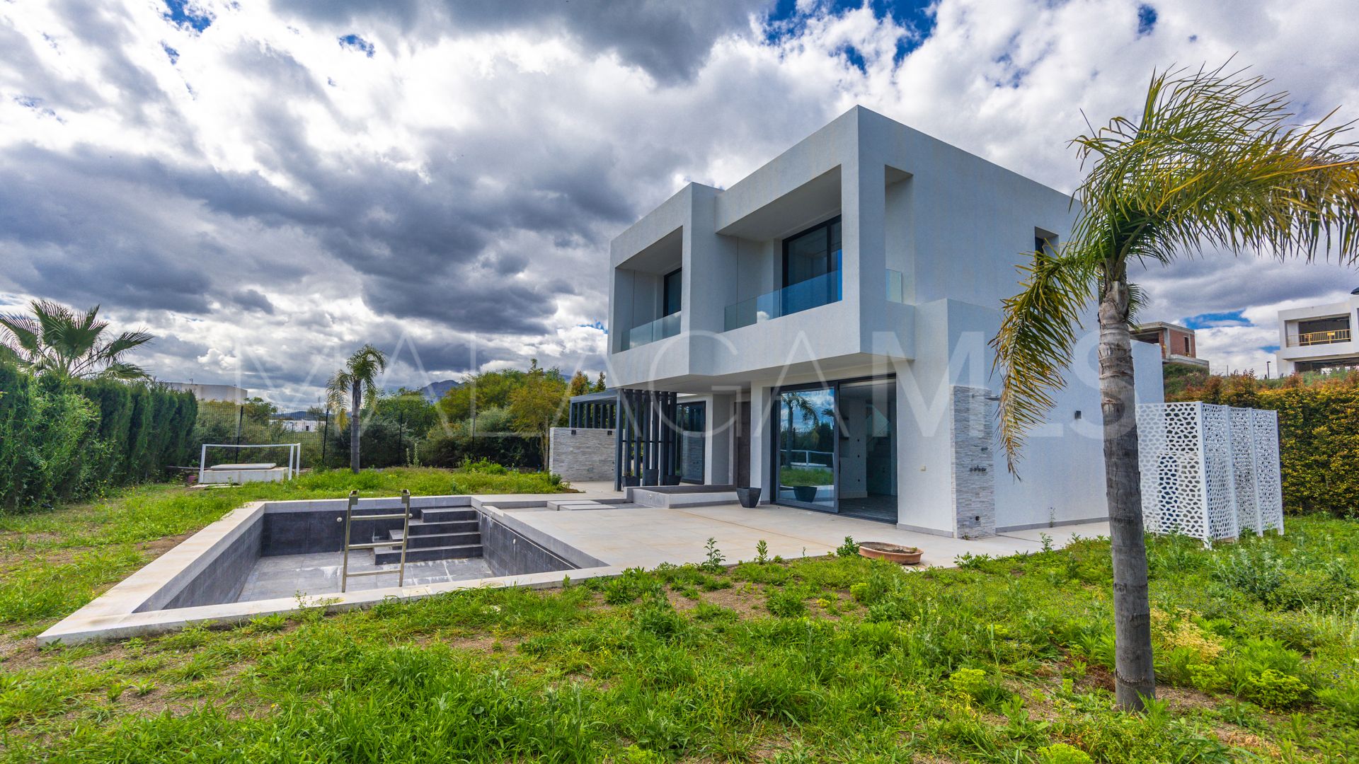 Villa for sale in New Golden Mile
