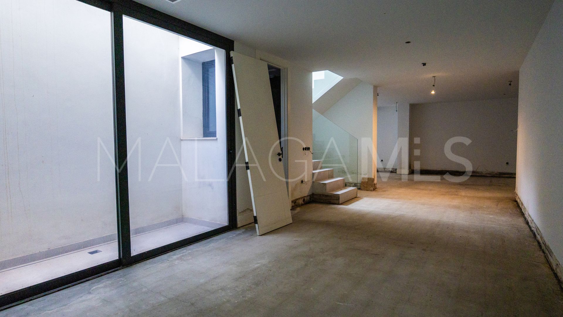 Villa for sale in New Golden Mile