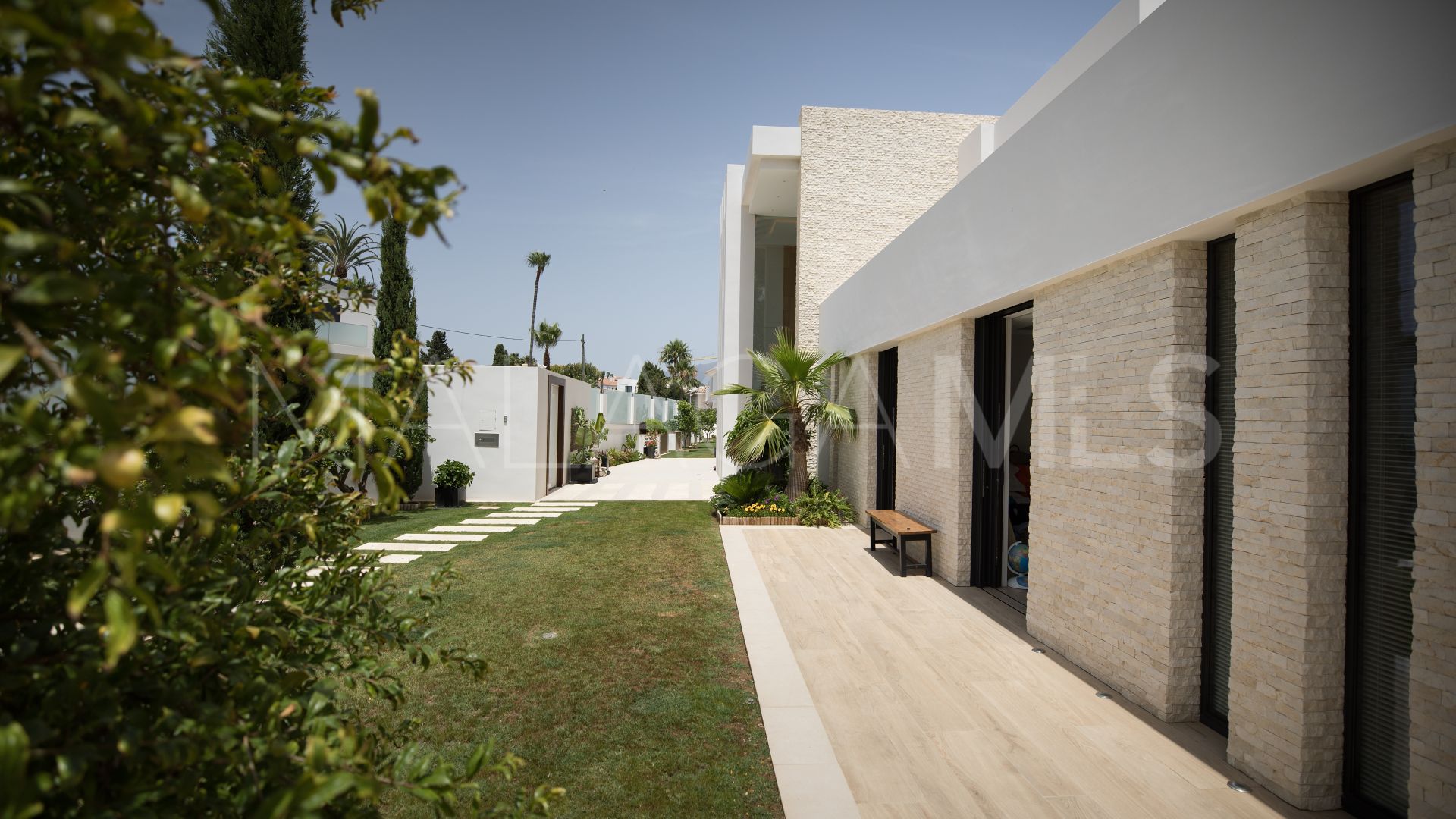 Villa de 7 bedrooms for sale in Estepona Este
