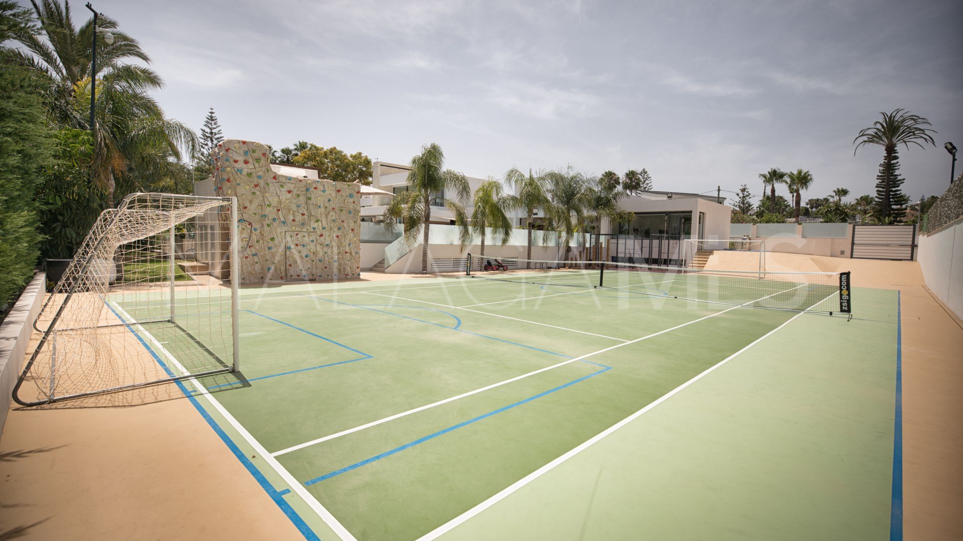 Villa de 7 bedrooms for sale in Estepona Este