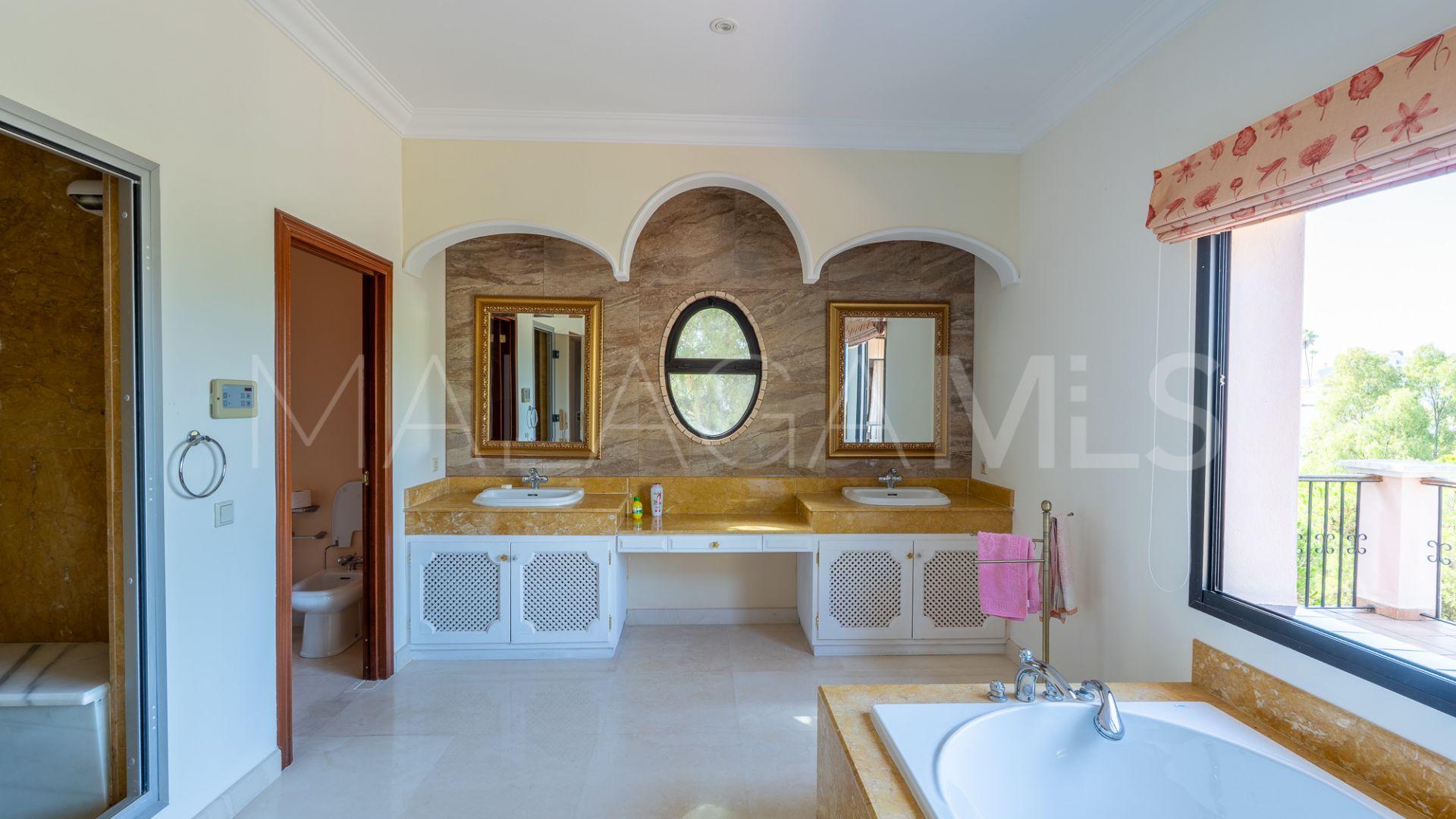 Buy house in El Herrojo with 8 bedrooms