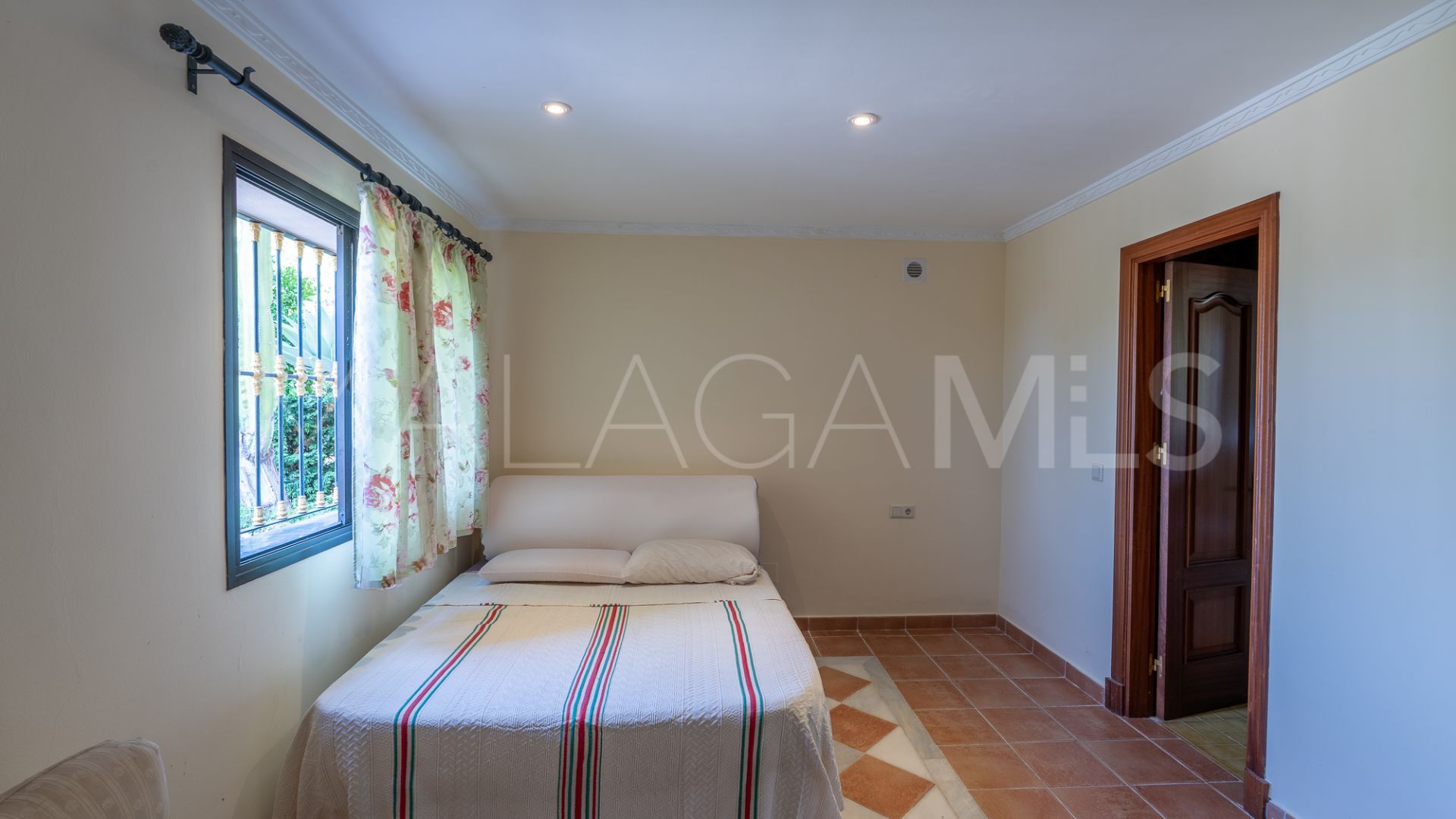 Buy house in El Herrojo with 8 bedrooms