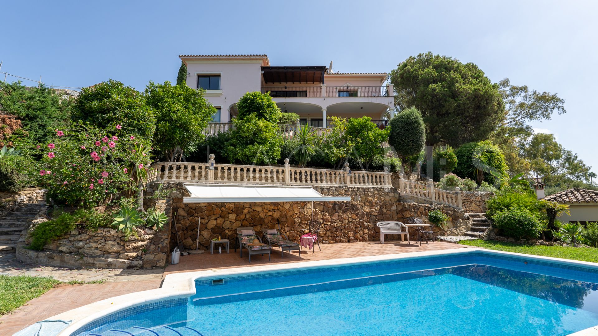 Buy house in El Herrojo with 8 bedrooms