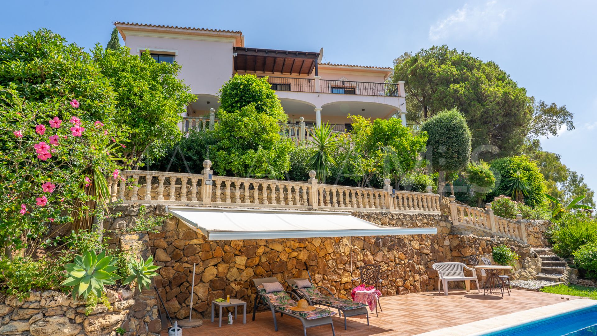 Buy house in El Herrojo with 8 bedrooms