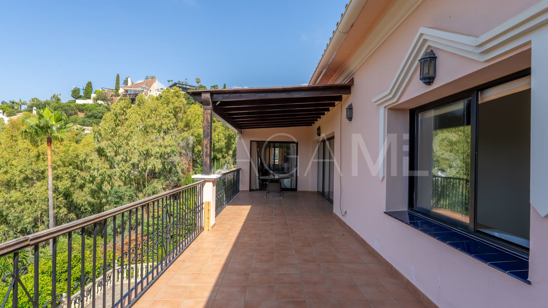 Buy house in El Herrojo with 8 bedrooms
