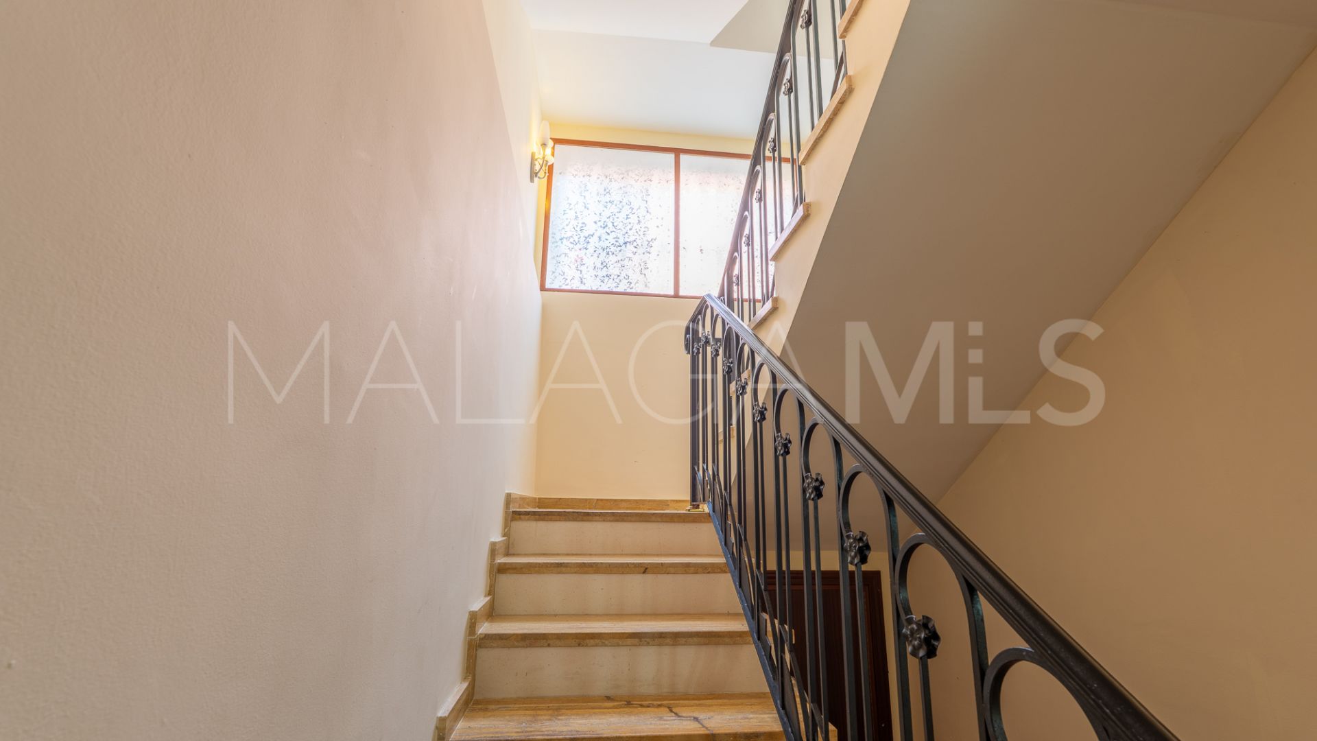 Buy house in El Herrojo with 8 bedrooms