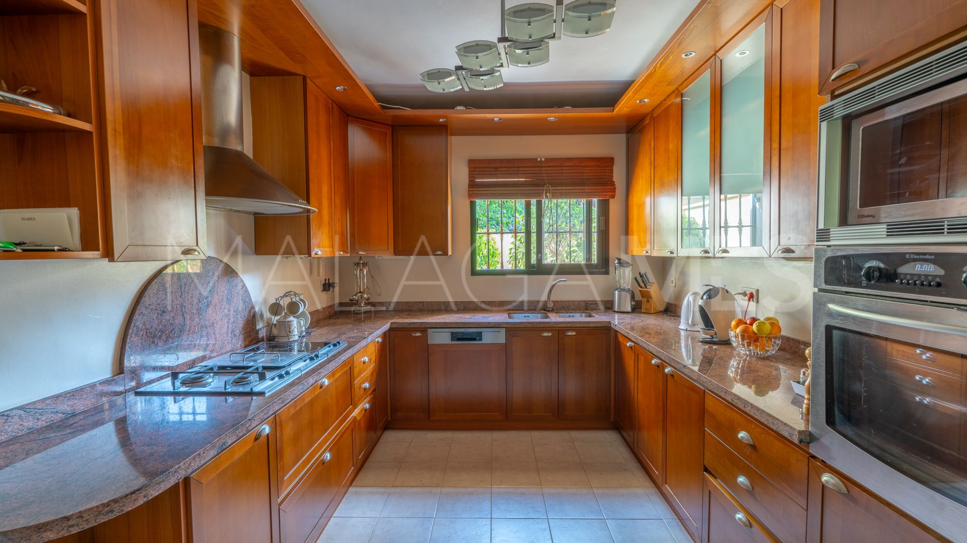 Buy house in El Herrojo with 8 bedrooms