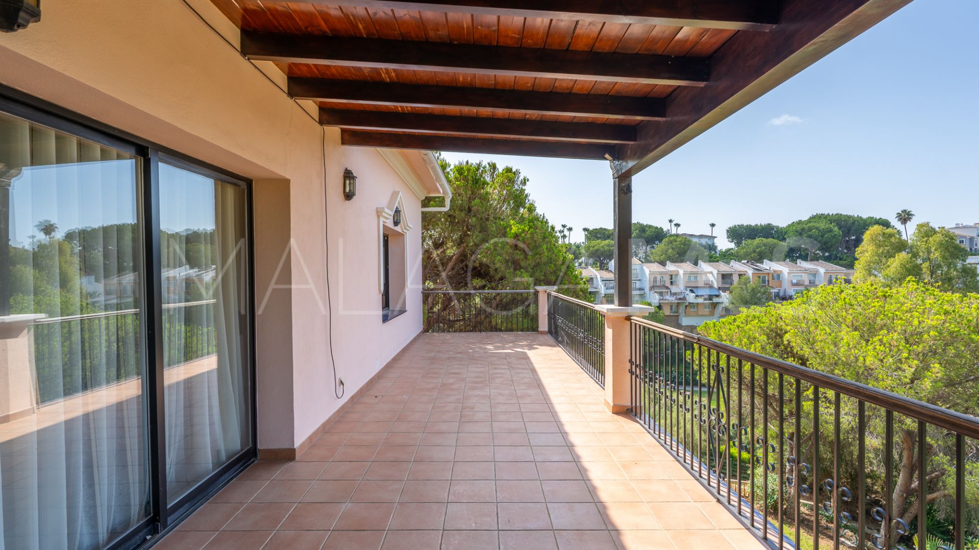 Buy house in El Herrojo with 8 bedrooms