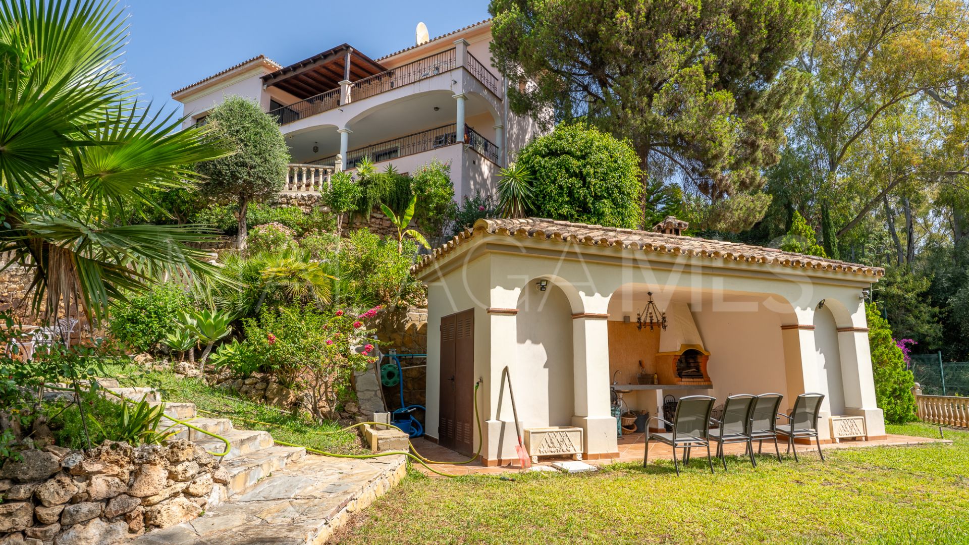 Buy house in El Herrojo with 8 bedrooms