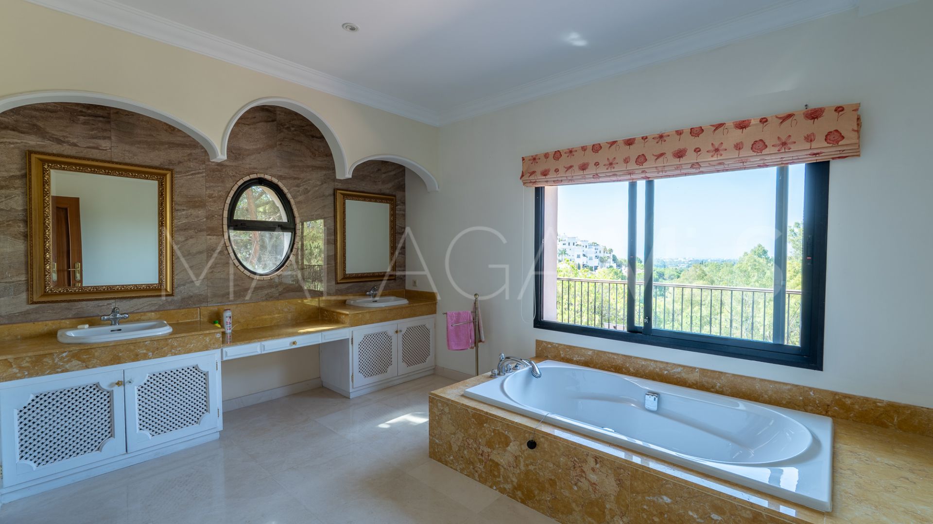 Buy house in El Herrojo with 8 bedrooms