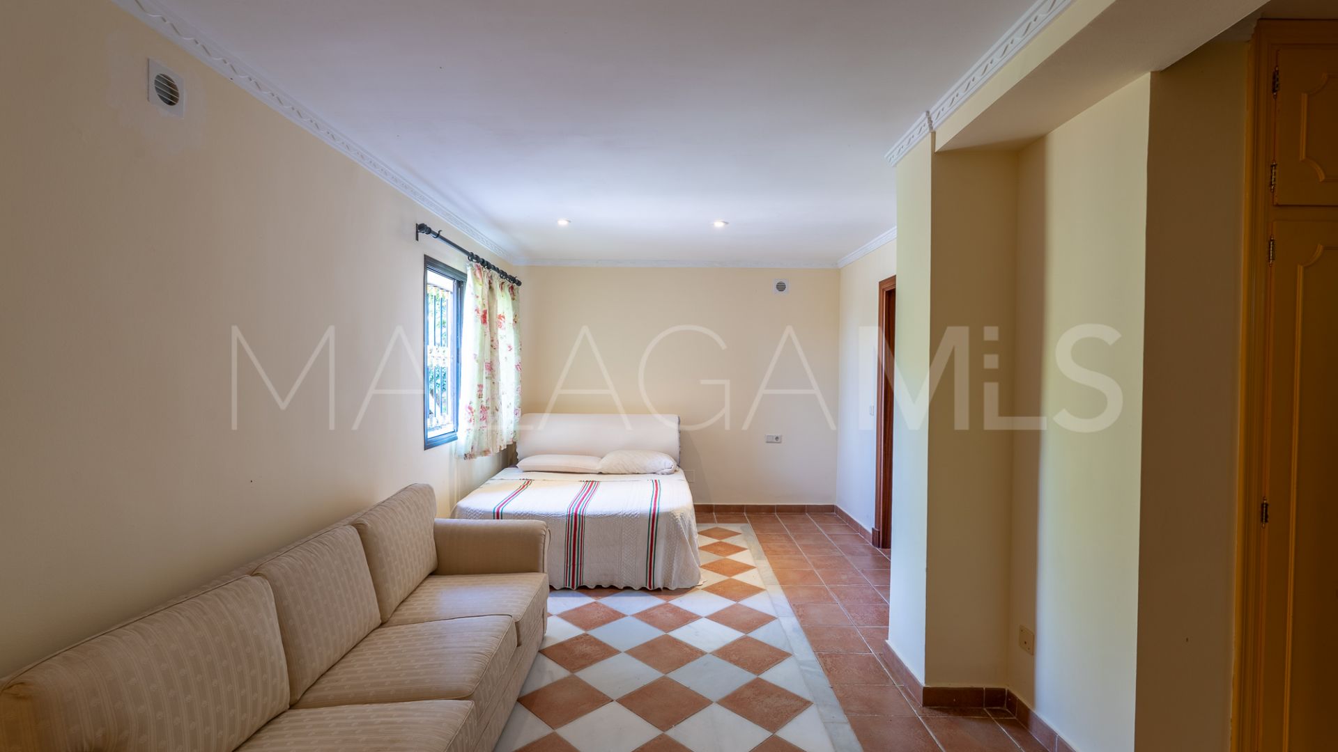 Buy house in El Herrojo with 8 bedrooms
