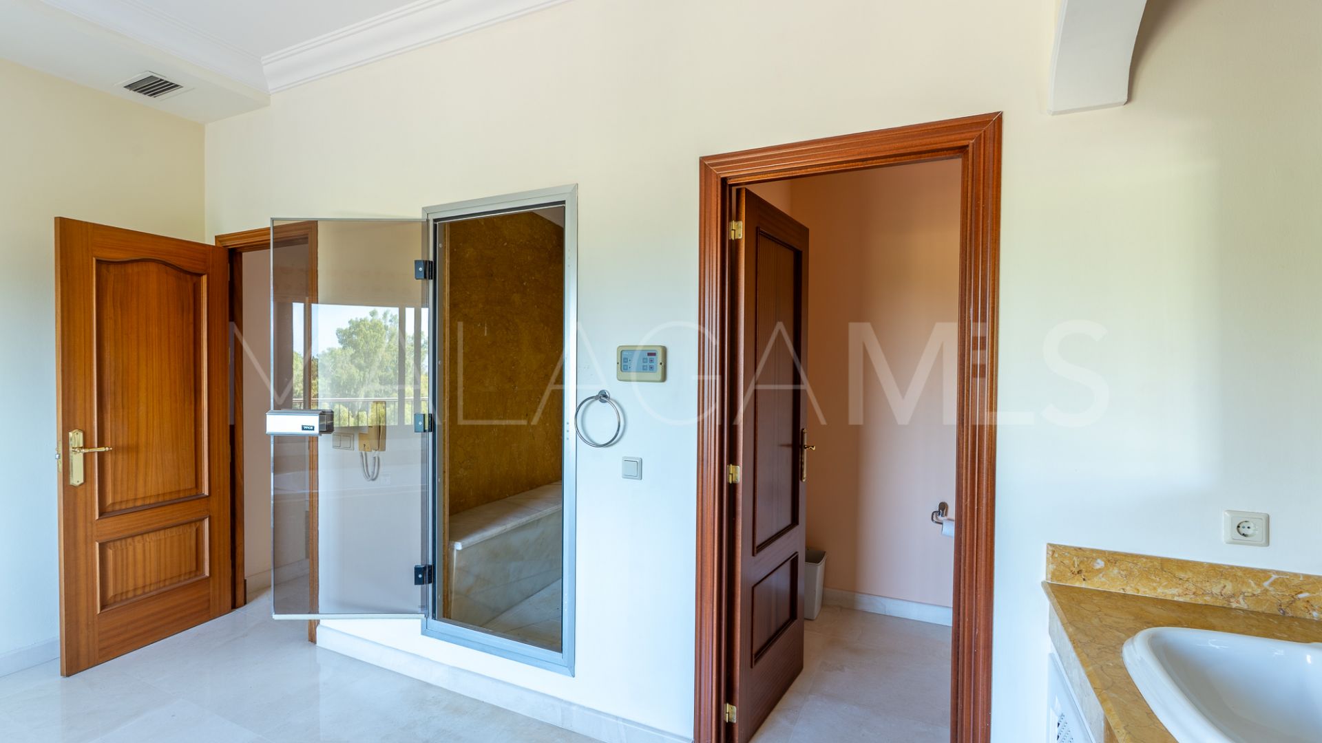 Buy house in El Herrojo with 8 bedrooms