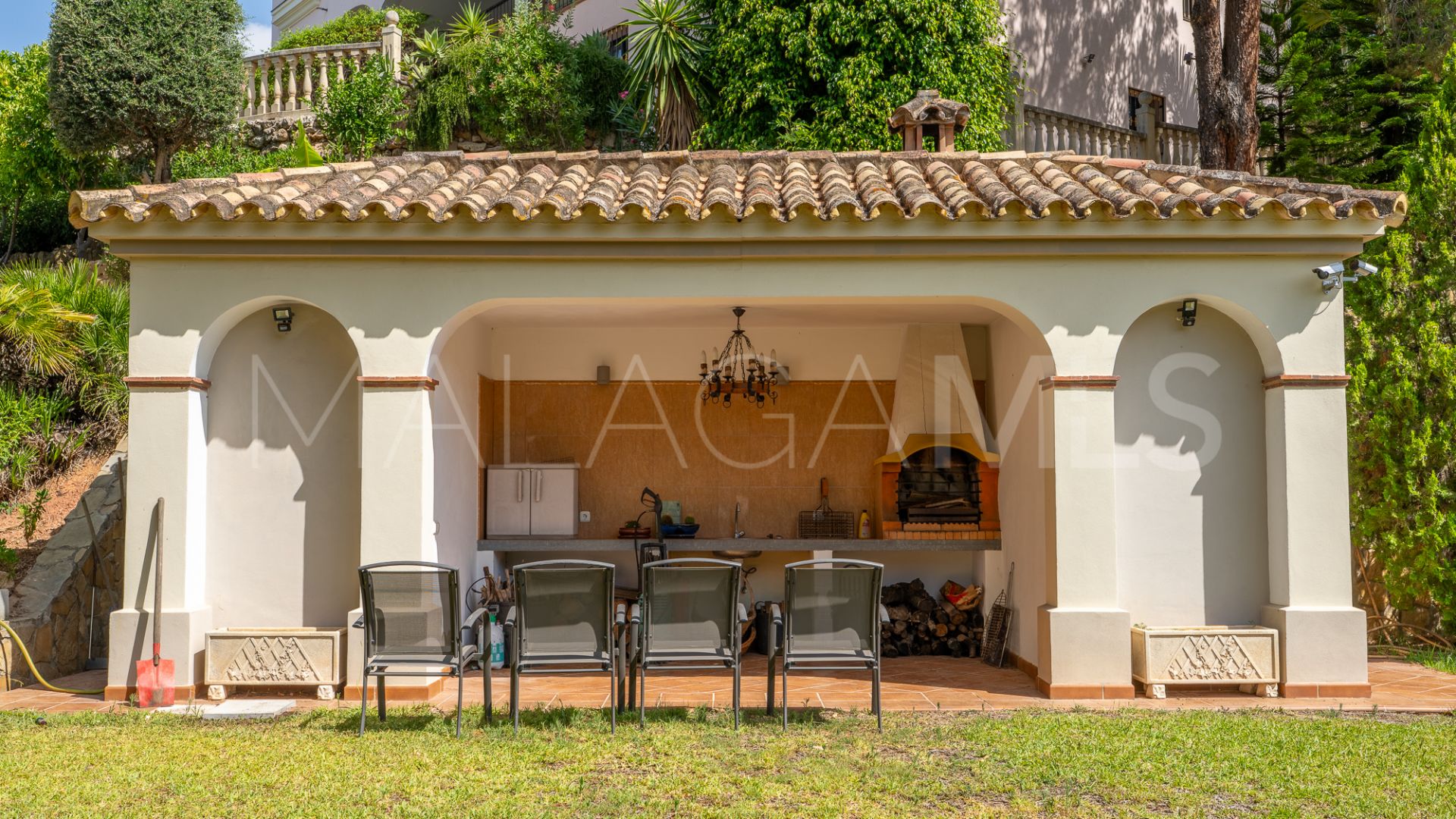 Buy house in El Herrojo with 8 bedrooms