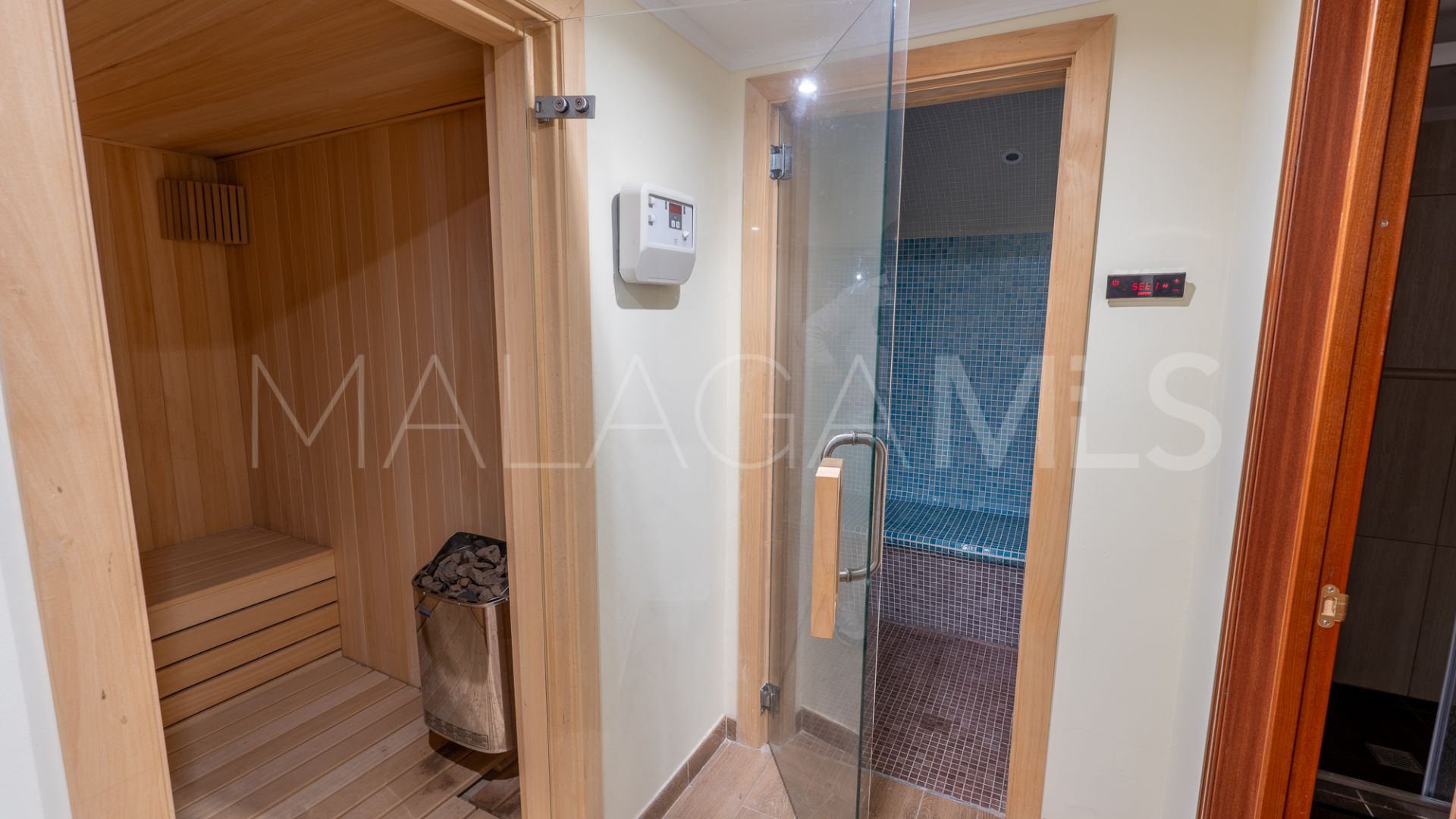 Buy house in El Herrojo with 8 bedrooms