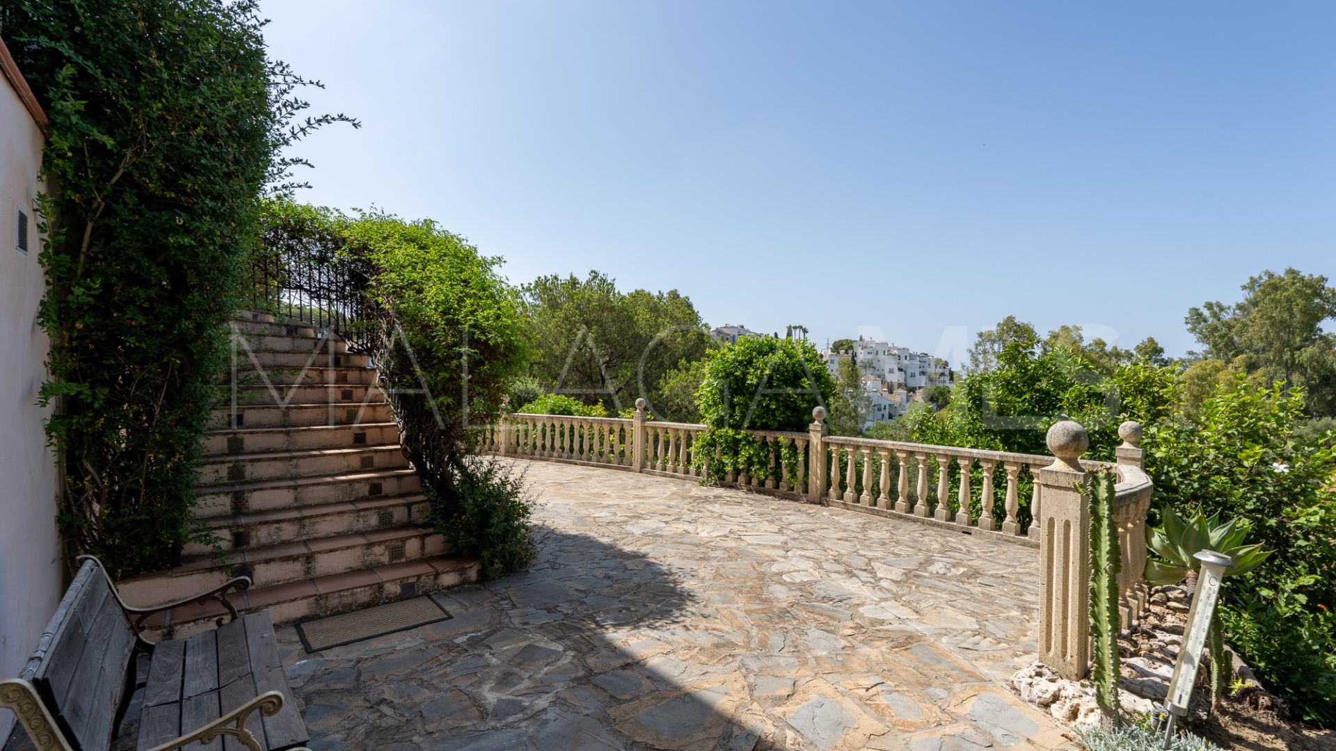 Buy house in El Herrojo with 8 bedrooms