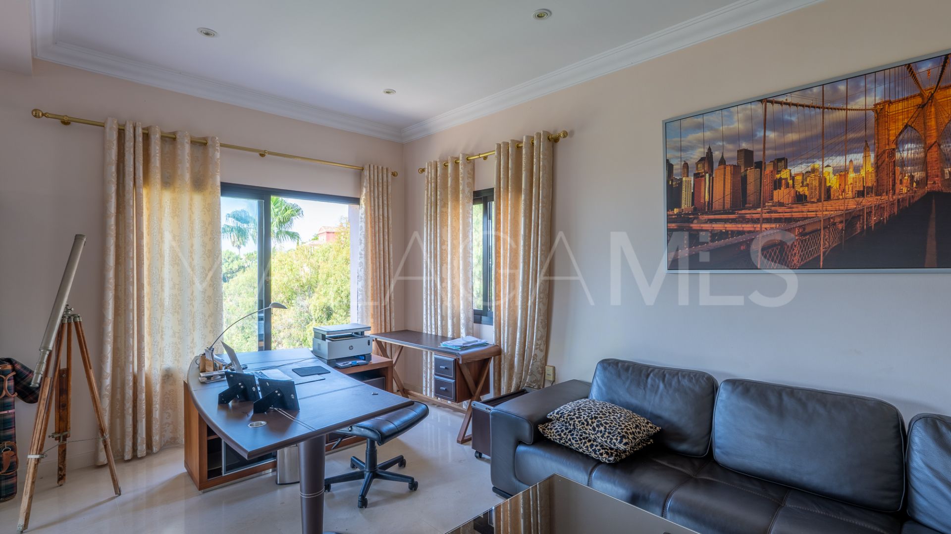 Buy house in El Herrojo with 8 bedrooms