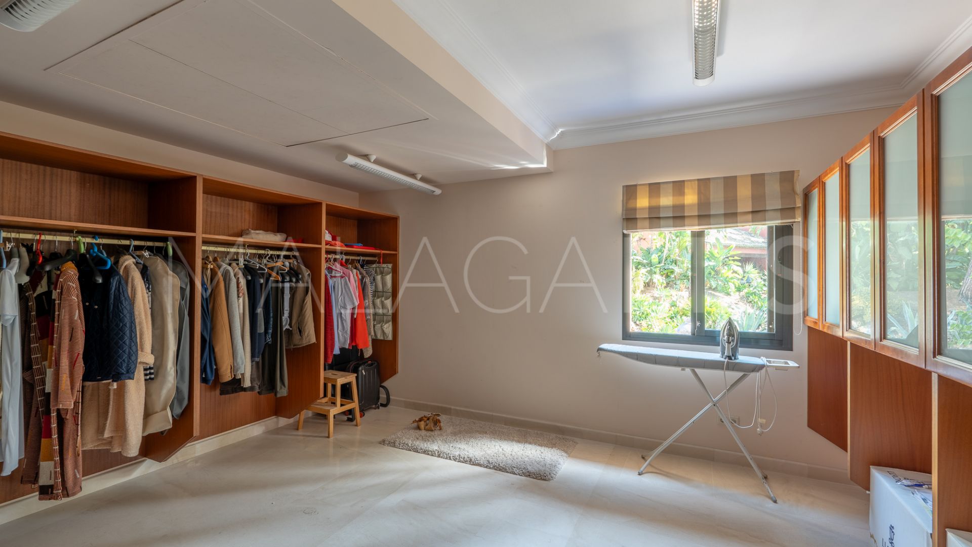 Buy house in El Herrojo with 8 bedrooms