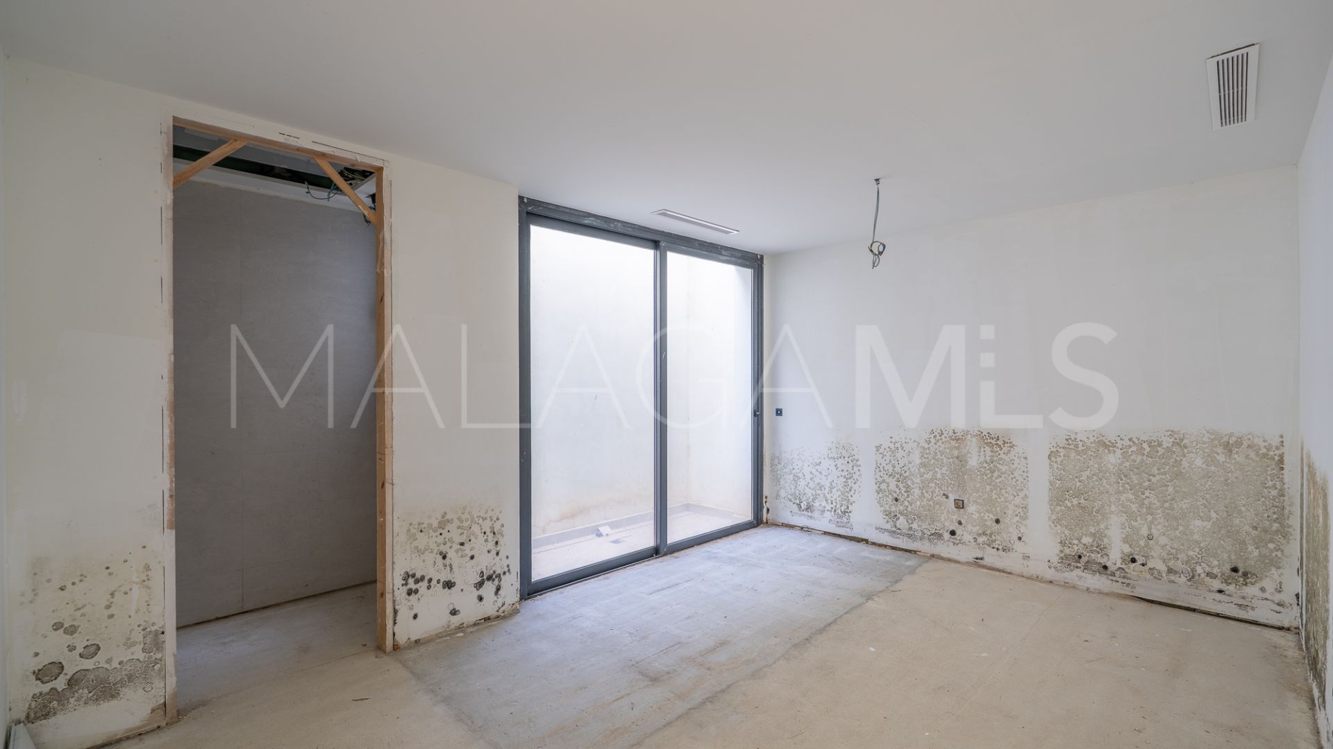 Villa for sale in New Golden Mile